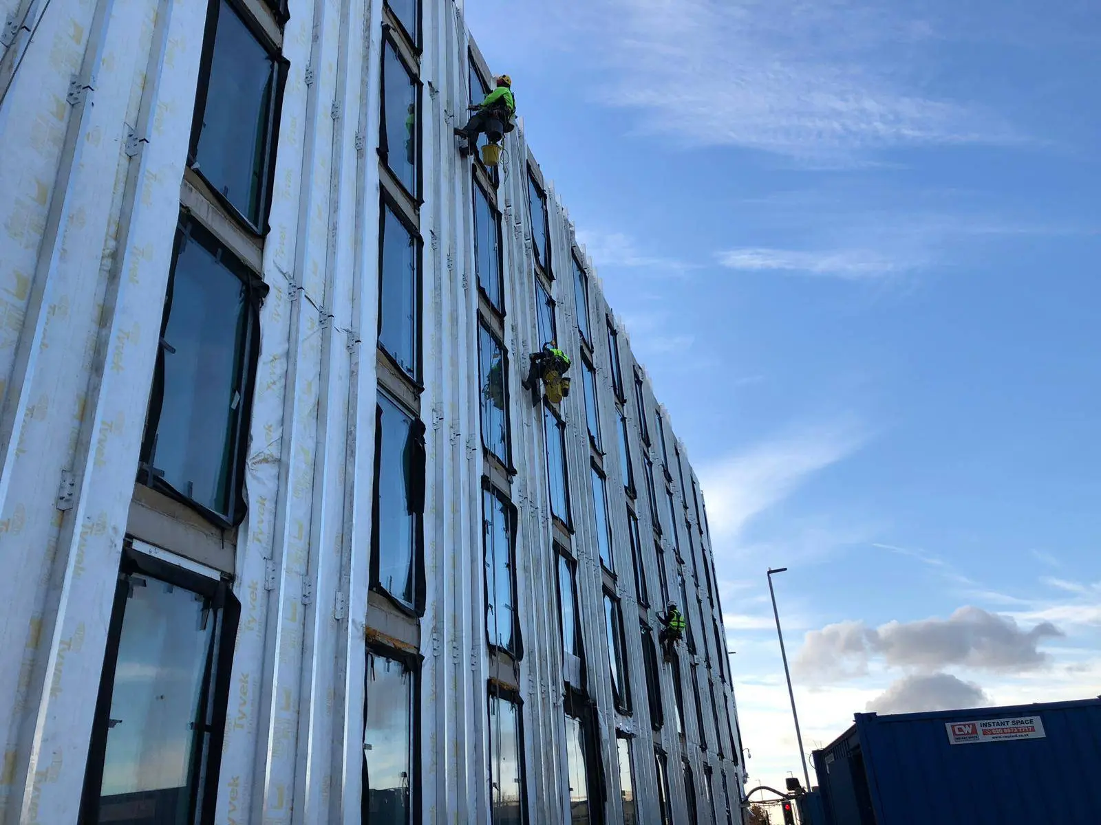 The Ultimate Guide to Facade Maintenance: Rope Access vs. Scaffolding